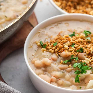 Creamy White Beans with Toasted Breadcrumbs