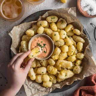 Tempura Fried Cheese Curds With Sriracha Mayo